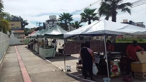 Feiras livres de Divinópolis recebem novas barracas e banheiros químicos
