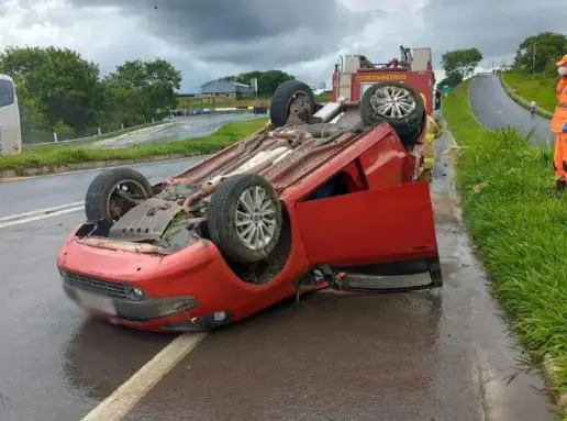 Carro capota na MG-050 e motorista fica ferido; chovia no momento do acidente