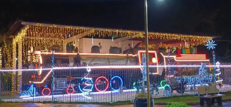Decoração de Natal da Praça do Ferroviário é inaugurada no bairro Esplanada em Divinópolis