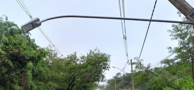 Motorista bate em poste e foge em Divinópolis; trecho na Avenida Magalhães Pinto foi interditado