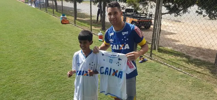 Garoto que desenhou própria camisa é recebido pelo Cruzeiro
