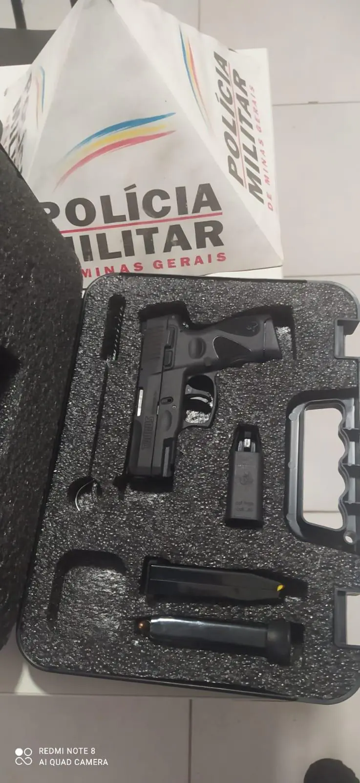 Homem usa arma para ameaçar crianças que brincavam de bola em rua do interior de MG