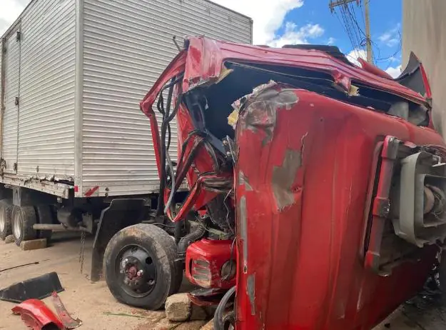 Cabine de caminhão se solta e motorista fica ferido em Nova Serrana