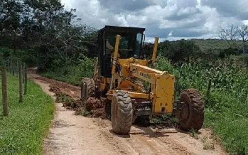Estradas de Lagoa, Lopes e Piteiras recebem manutenção