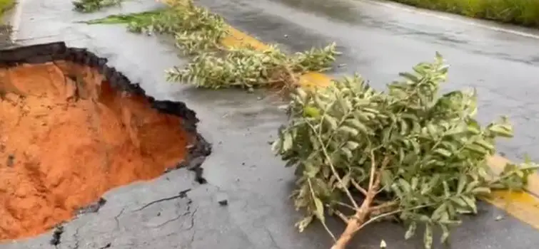 Cratera se abre na MG-260 em Itapecerica