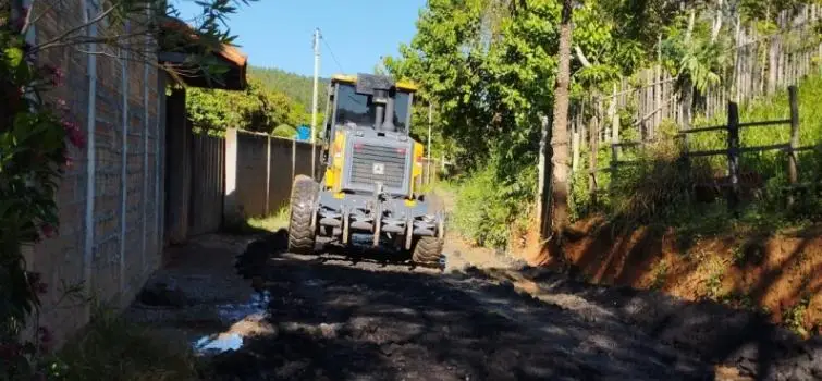 Comunidade Lajes e bairro Santa Cruz recebem patrolamento