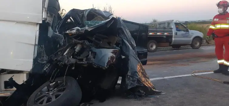 Motorista morre ao bater carro de frente com carreta na BR-262 em Luz