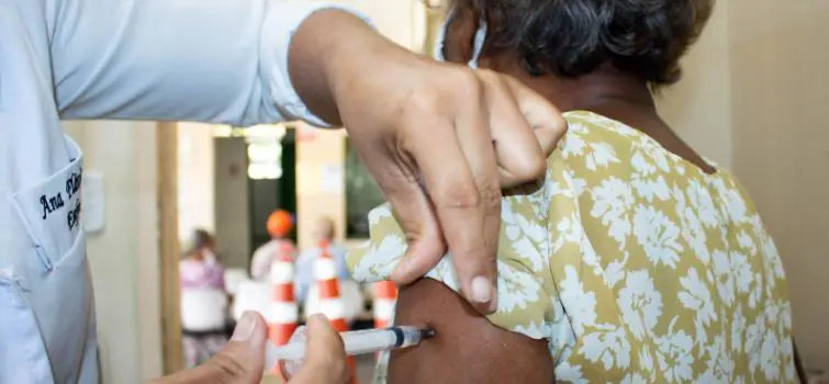 Vacinas contra a covid-19 não aumentam risco de miocardite e morte