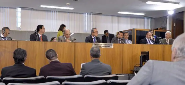 Deputados criticam descumprimento de lei pelo Detran