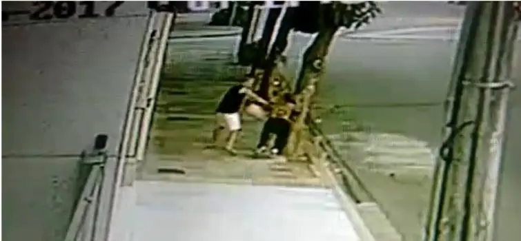 Câmeras flagram agressão e tentativa de assalto a idosa