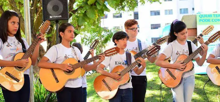 Meninos violeiros e contadores participam de Encontro na Praça