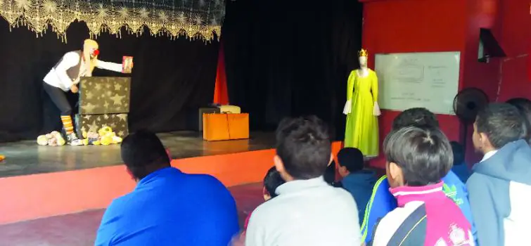 Crianças de Divinópolis aprendem sobre teatro na escola