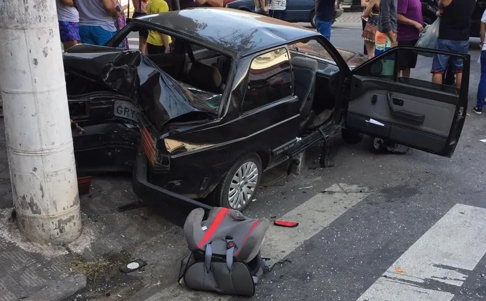 Batida entre carros deixa feridos no Centro de Divinópolis