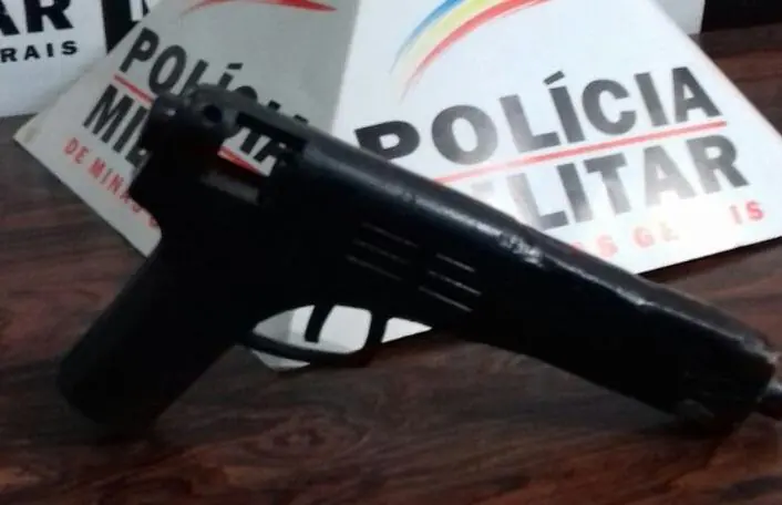 Jovem é preso depois de jogar falsa arma fora e tentar fugir
