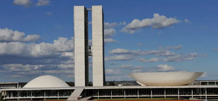 Câmara avança com cláusula de barreira e proibição de coligações