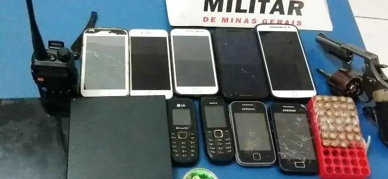 Jovem foge ao ver PM e deixa arma e drogas para trás em Divinópolis