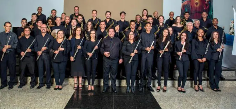 Banda de Divinópolis toca na praça do Santuário