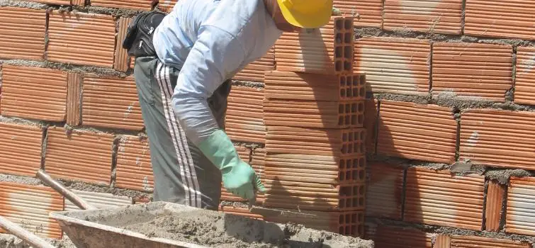 Construção civil em Divinópolis fecha oito meses com emprego em alta