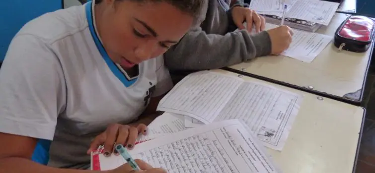 Professora de escola pública de Divinópolis inova e leva alunos a serem premiados
