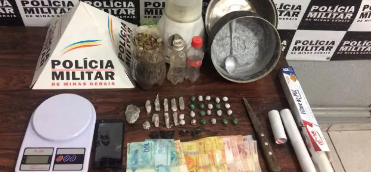 PM descobre laboratório de refino e jovem é preso em boca de fumo