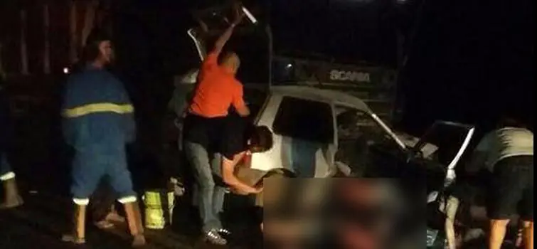 Colisão entre caminhão e carro deixa dois mortos e seis feridos na MG-170