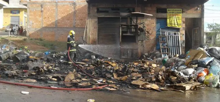 Empresa de recicláveis perde cinco toneladas de material em incêndio