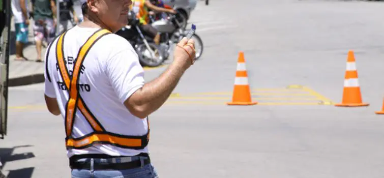 Contran determina a identificação de agente de trânsito que aplicou multa