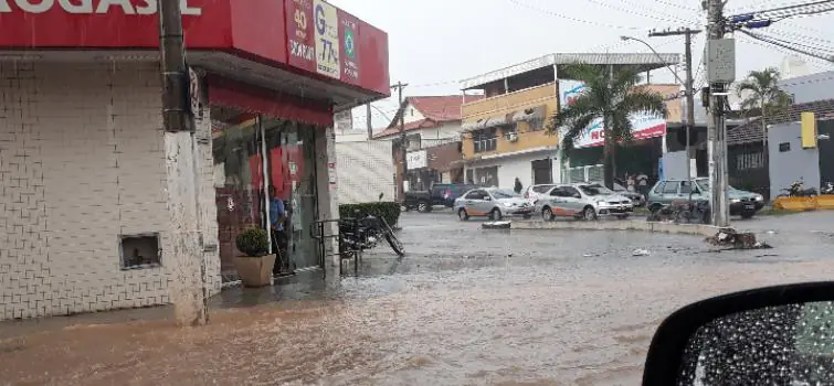 Com chuva forte, Divinópolis registra inundações; FOTOS