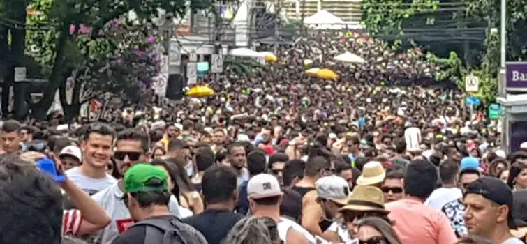 Organizadores estimam que 60 mil pessoas passaram pelo pré-carnaval de Divinópolis
