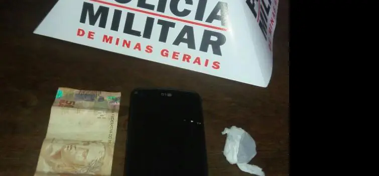 PM prende dois e apreende um por tráfico