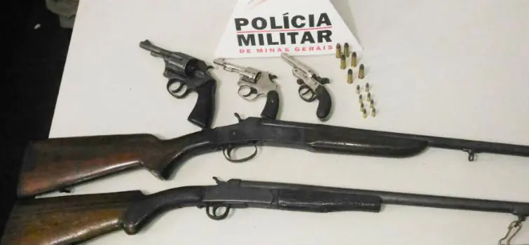 PM prende 3 pessoas com 5 armas de fogo