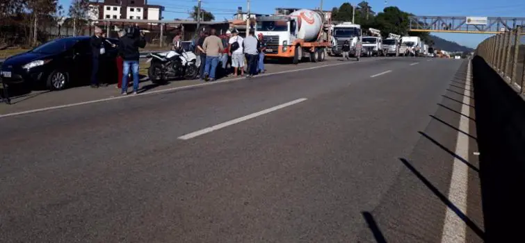 Caminhoneiros fecham trechos da MG-050 e BR-494 em Divinópolis