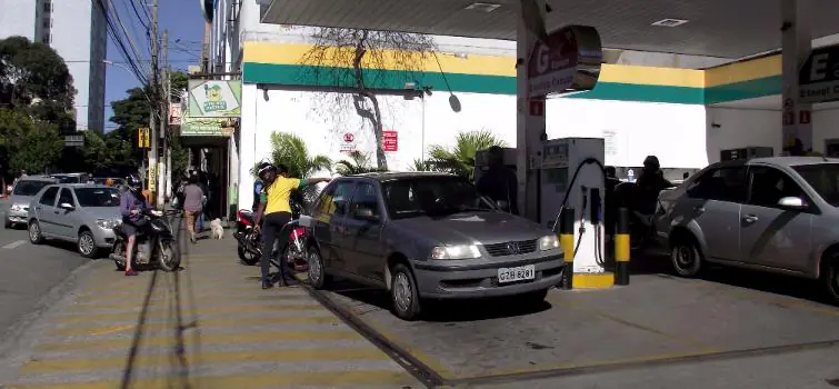 Com caminhoneiros em greve, busca por gasolina segue intensa em Divinópolis