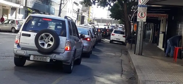 Rede de postos recebe álcool e divinopolitanos dormem na fila