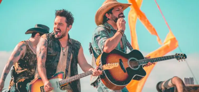Divinaexpo começa com grandes hits sertanejos e do funk