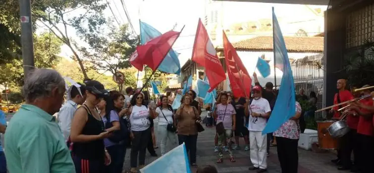 Professores estaduais não recebem e mantêm a greve