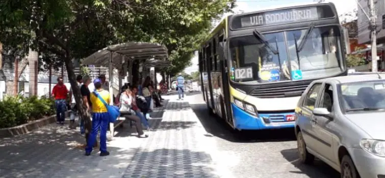 Ponto de ônibus na Getúlio Vargas volta a funcionar
