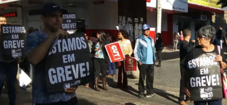 Greve paralisa 18 escolas em Divinópolis