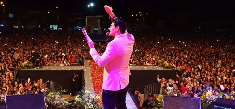 Tá na mão de Deus leva milhares a Carmo do Cajuru