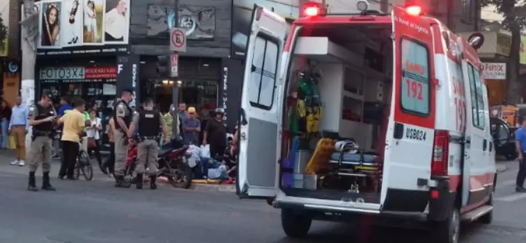 Moto bate em ambulância no Centro de Divinópolis