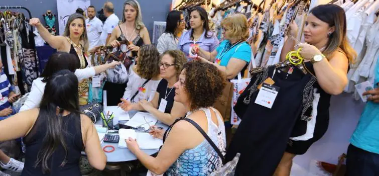 Organizada por sindicato de Divinópolis, feira de vestuário ocorre na Paraíba