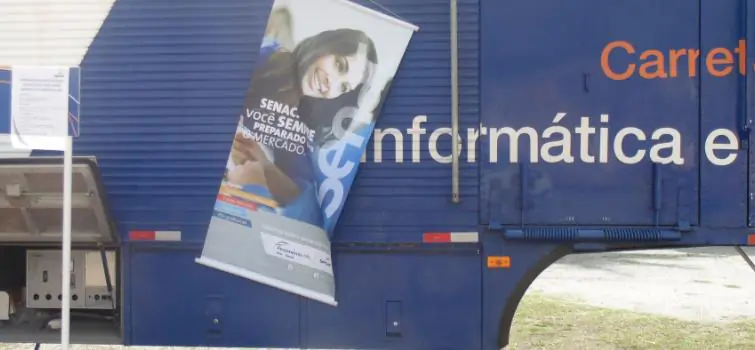 Senac oferece aulas de computação na praça Candidés; caminhões do Sesc trazem brincadeiras para crianças