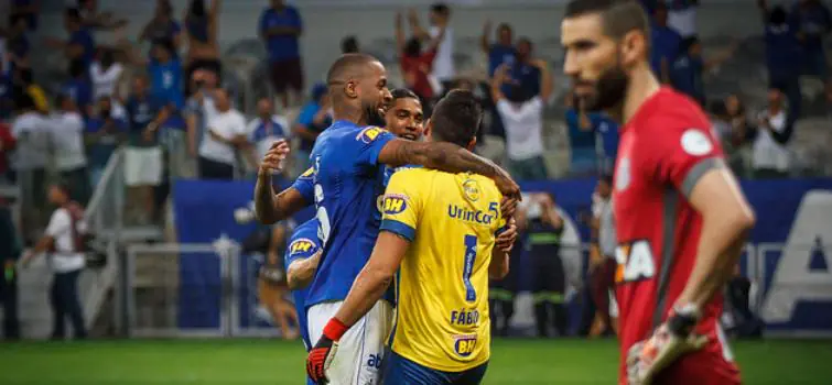 Fábio defende três pênaltis e coloca o Cruzeiro em mais uma semifinal de Copa do Brasil