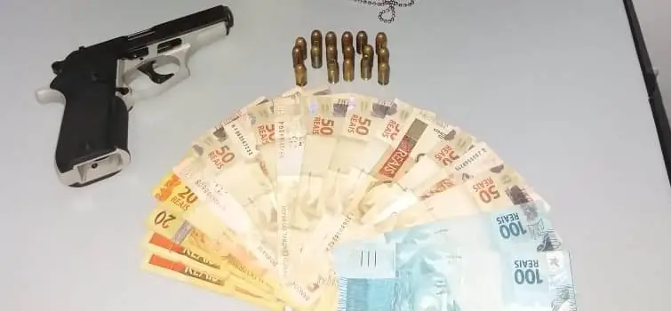 Arma, dinheiro e munições são apreendidos durante operação em Oliveira