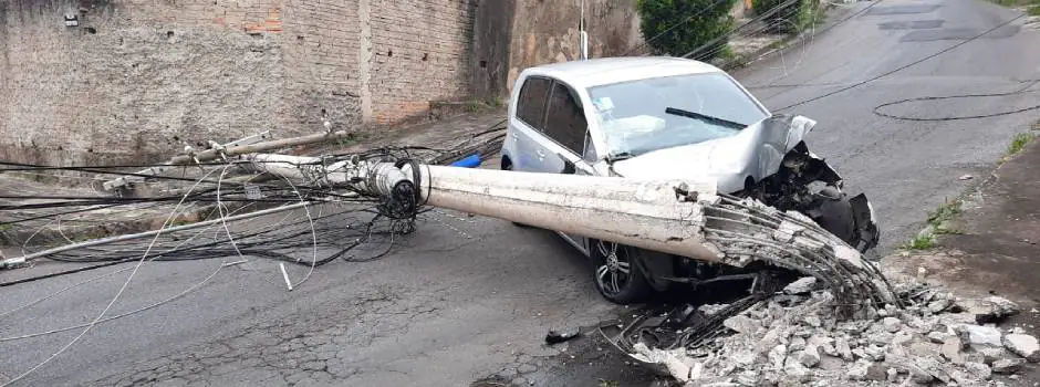 Saiba o que fazer em casos de queda de cabos da rede elétrica sobre carros
