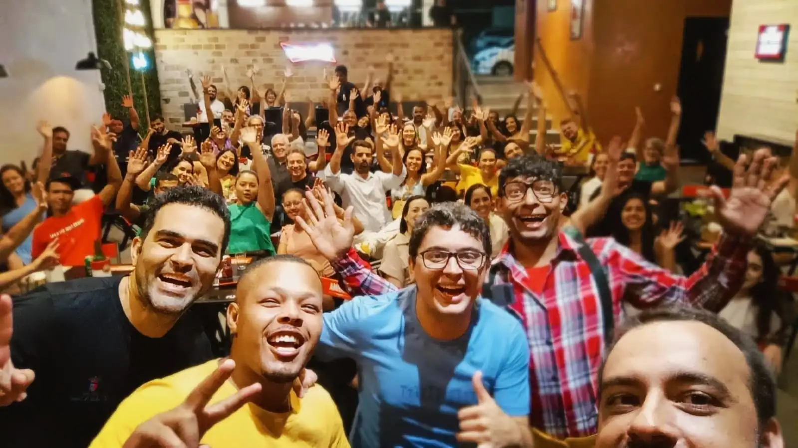 Cinco comediantes sobem ao palco à noite em Stand Up