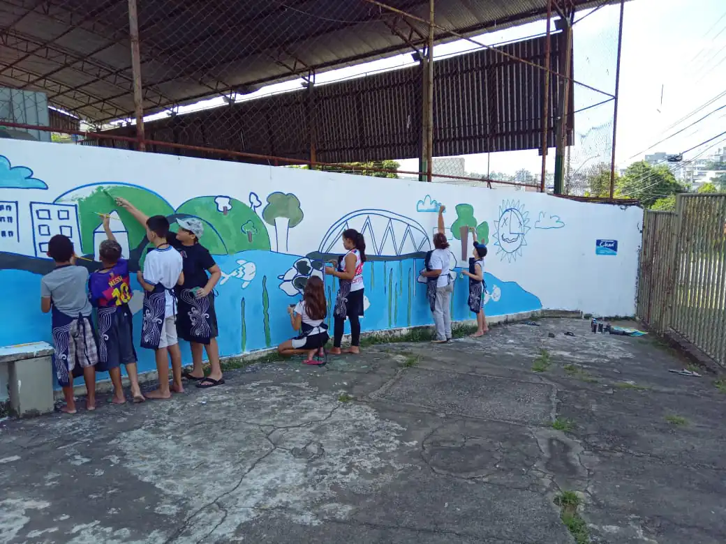Estudantes de Divinópolis pintam muro em alusão à preservação da água
