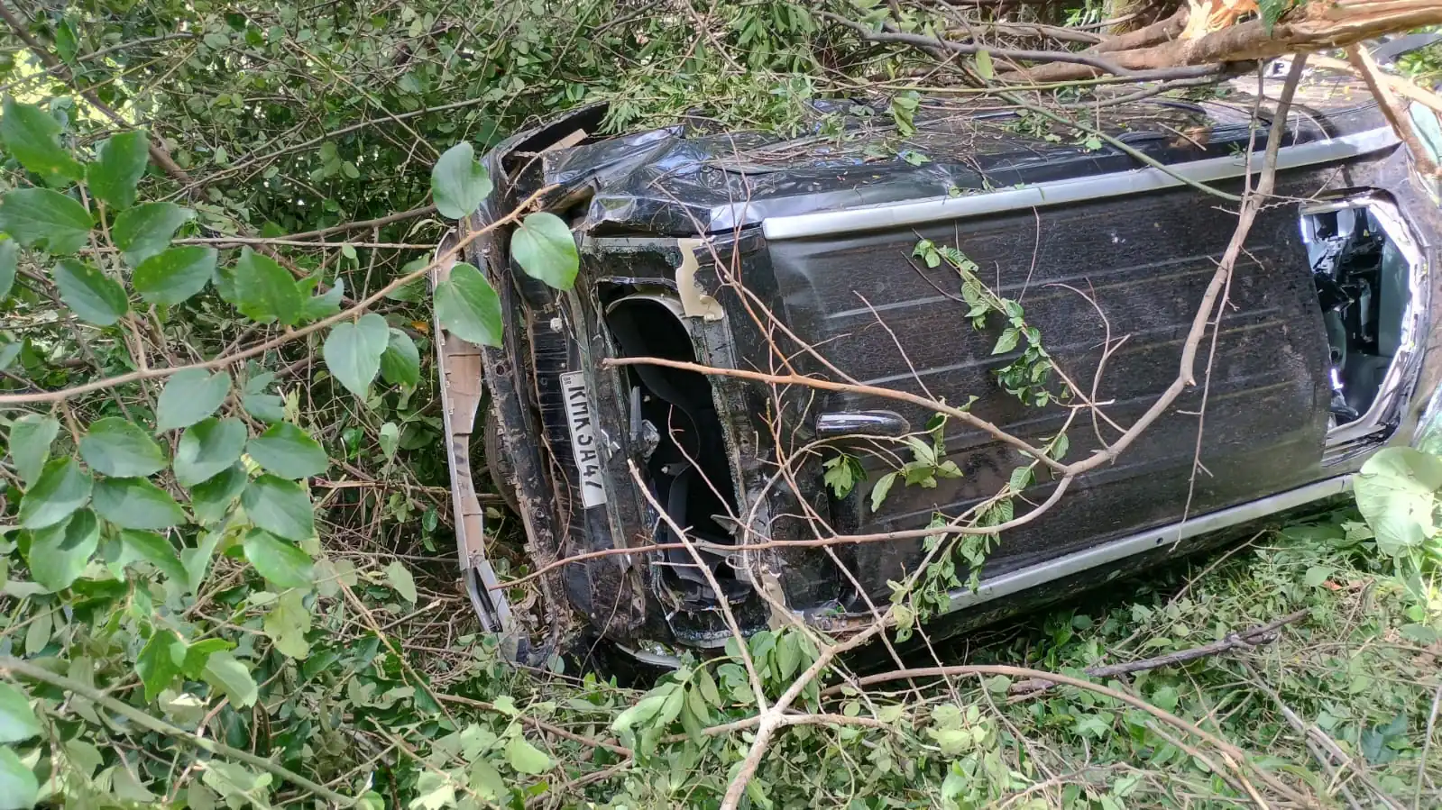 Motorista passa direito em curva e cai de altura de 60 metros