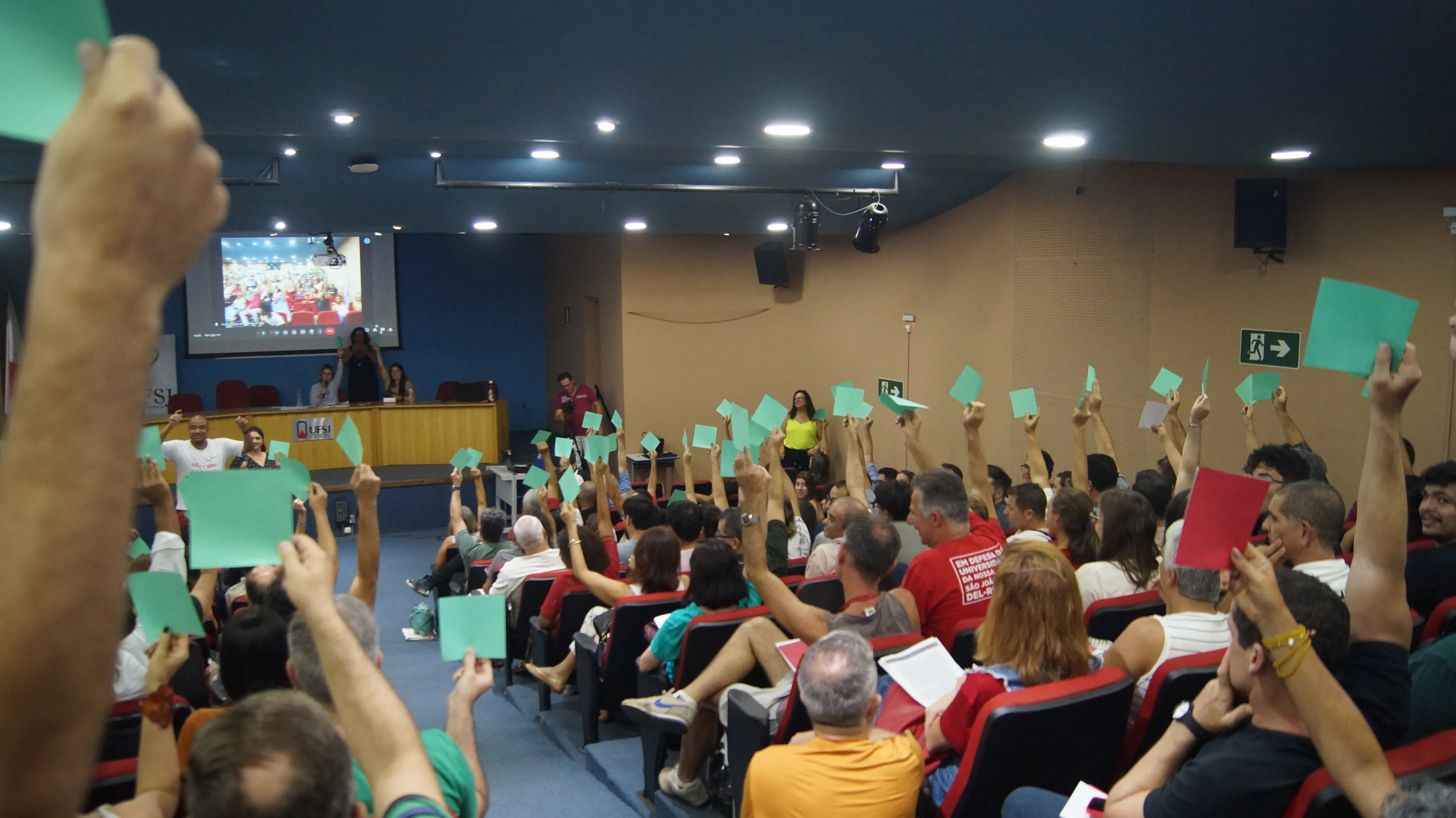 Professores da UFSJ aderem greve por reajuste salarial 