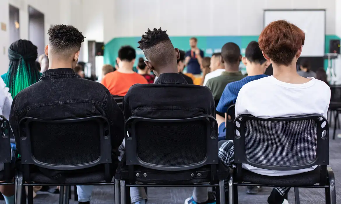 Estudo mostra que escolas com mais alunos negros têm piores estruturas